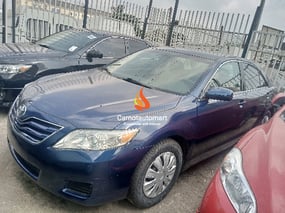 BLUE TOYOTA CAMRY LE 2011