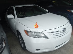 WHITE TOYOTA CAMRY 2007