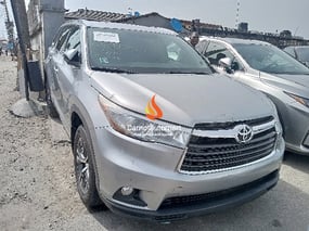 SILVER TOYOTA HIGHLANDER 2016