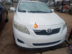 WHITE TOYOTA COROLLA LE 2009