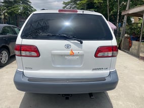 2001 White Toyota Sienna 