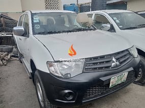 WHITE MITSUBISHI L200 2008