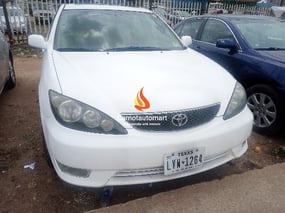 WHITE TOYOTA CAMRY LE 2006