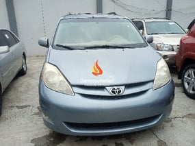 BLUE TOYOTA SIENNA XLE 2008