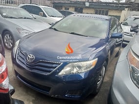 BLUE TOYOTA CAMRY LE 2011