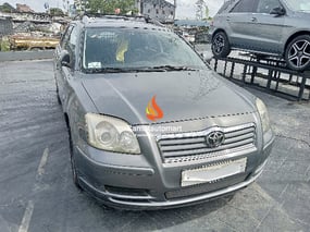 GREY TOYOTA AVENSIS 2002