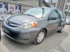 GREY TOYOTA SIENNA LE 2008