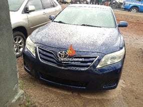 BLUE TOYOTA CAMRY LE 2010