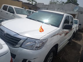 WHITE TOYOTA HILUX 4WD DRIVE 2013