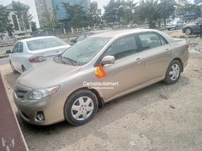 GOLD TOYOTA COROLLA 2010