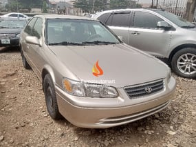 GOLD TOYOTA CAMRY LE 2000