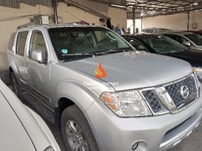 SILVER NISSAN PATHFINDER 2011