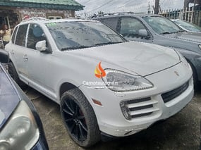 WHITE PORSCHE CAYENNE 2010