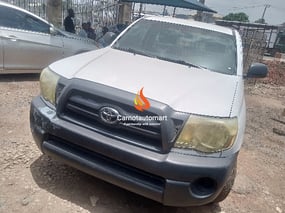 WHITE TOYOTA TACOMA 2008