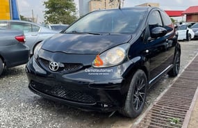 BLACK TOYOTA AYGO 2010