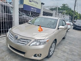 GOLD TOYOTA CAMRY LE 2010
