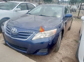 BLUE TOYOTA CAMRY LE 2010