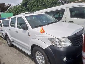 WHITE TOYOTA HILUX 2012