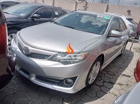 SILVER TOYOTA CAMRY SE 2015
