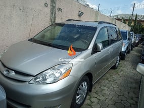 SILVER TOYOTA SIENNA LE 2007