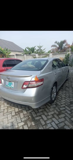 A neat 2010 grey toyota camry