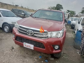 RED TOYOTA HILUX 2017