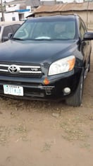 A black toyota rav4 2008