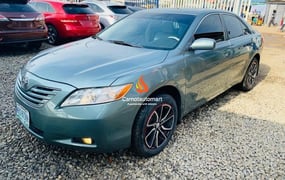 GREEN TOYOTA CAMRY XLE 2010 automatic