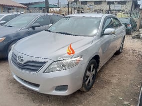 SILVER TOYOTA CAMRY LE 2010