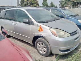 GOLD TOYOTA SIENNA LE 2004