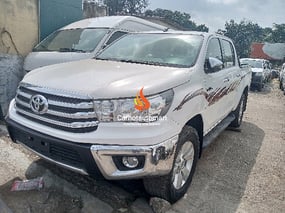 WHITE TOYOTA HILUX 2019