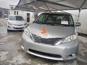 SILVER TOYOTA SIENNA XLE 2012