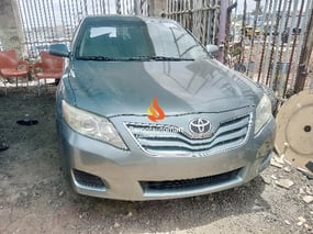 SILVER TOYOTA CAMRY LE 2010