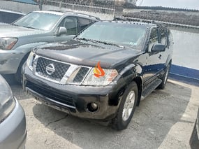 BLACK NISSAN PATHFINDER 2012