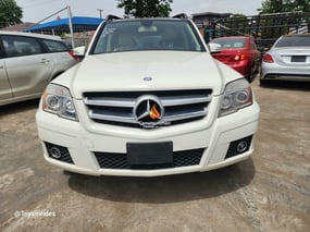 A Neat White Mercedes Benz GL550 2011