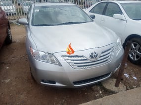 SILVER TOYOTA CAMRY XLE 2009