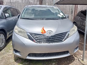 GREY TOYOTA SIENNA LE 2011