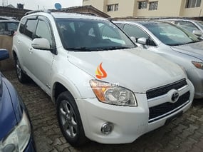 WHITE TOYOTA RAV4 2010