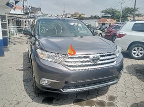 GREY TOYOTA HIGHLANDER 2011