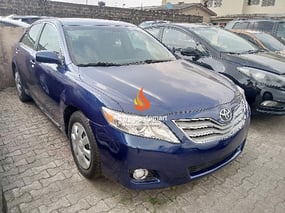 BLUE TOYOTA CAMRY 2010