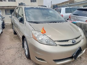 GOLD TOYOTA SIENNA LE 2008