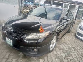 BLACK TOYOTA CAMRY SE 2011