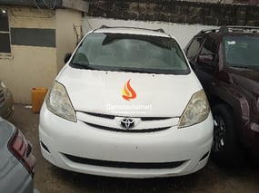 WHITE TOYOTA SIENNA 2007