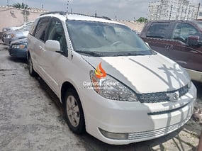 WHITE TOYOTA SIENNA LE 2004