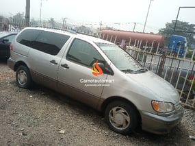 SILVER TOYOTA SIENNA LE 2003