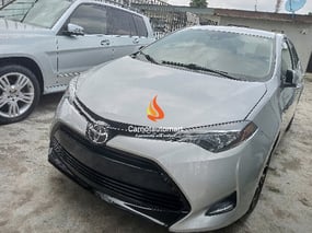 SILVER TOYOTA COROLLA LE 2017