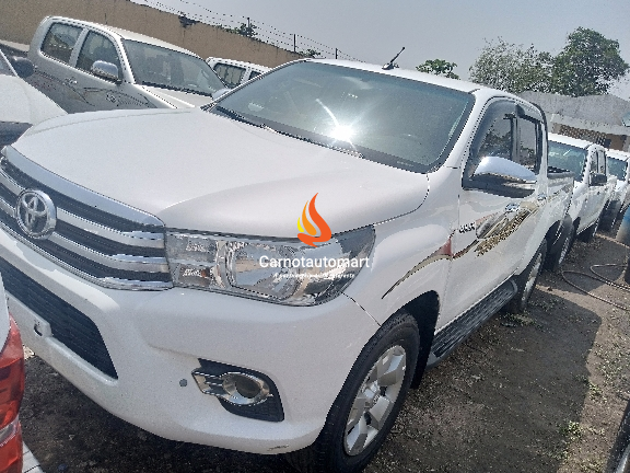 WHITE TOYOTA HILUX 4WD 2015