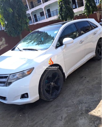 FOREIGN USED 2010 WHITE TOYOTA VENZA 