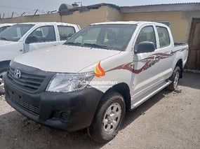 WHITE TOYOTA HILUX 2013