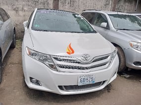 WHITE TOYOTA VENZA XLE AWD 2015